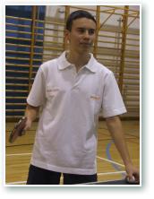 (7/18): Maciej Sawicki - zawodowiec, gra bardzo widowiskowo i bardzo skutecznie. Zawsze spokojny i umiechnity. Tenis traktuje jednak powanie o czym przekonaem si bolenie w tegorocznym turnieju.